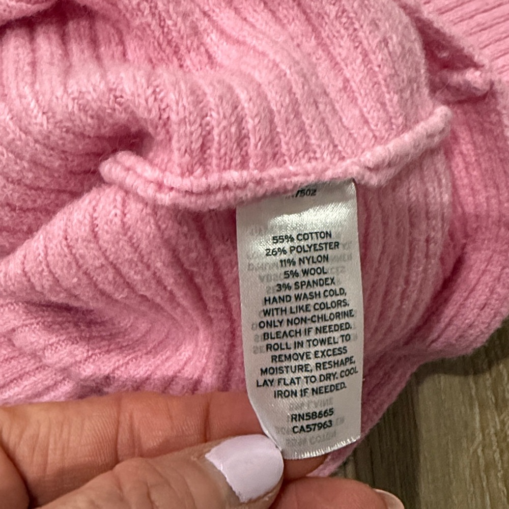 Pink Ribbed Sweater cropped. One small flaw - Picture 6 of 6